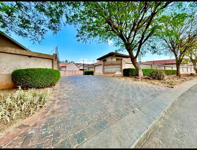 3 BEDROOM APARTMENT FOR SALE IN MAGALIESBERG COUNTRY ESTATE